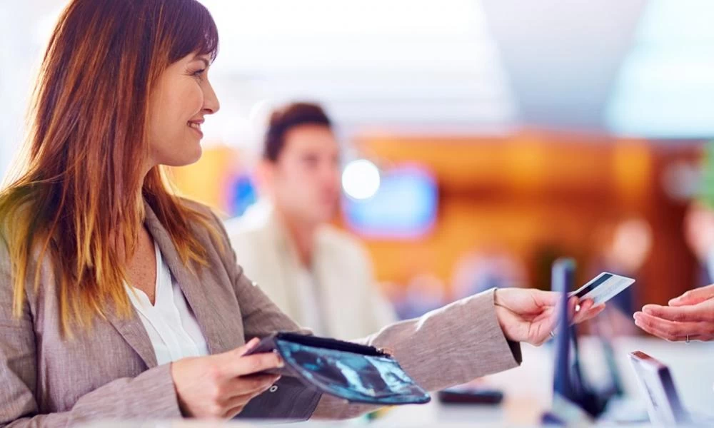 Κίνητρα από εφορία για χρήση πλαστικού χρήματος